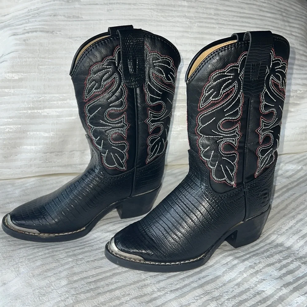 CHILDREN’S BOOTS BLACK WITH WHITE & RED STITCHING AND ENGRAVED TOE PLATE, VTG